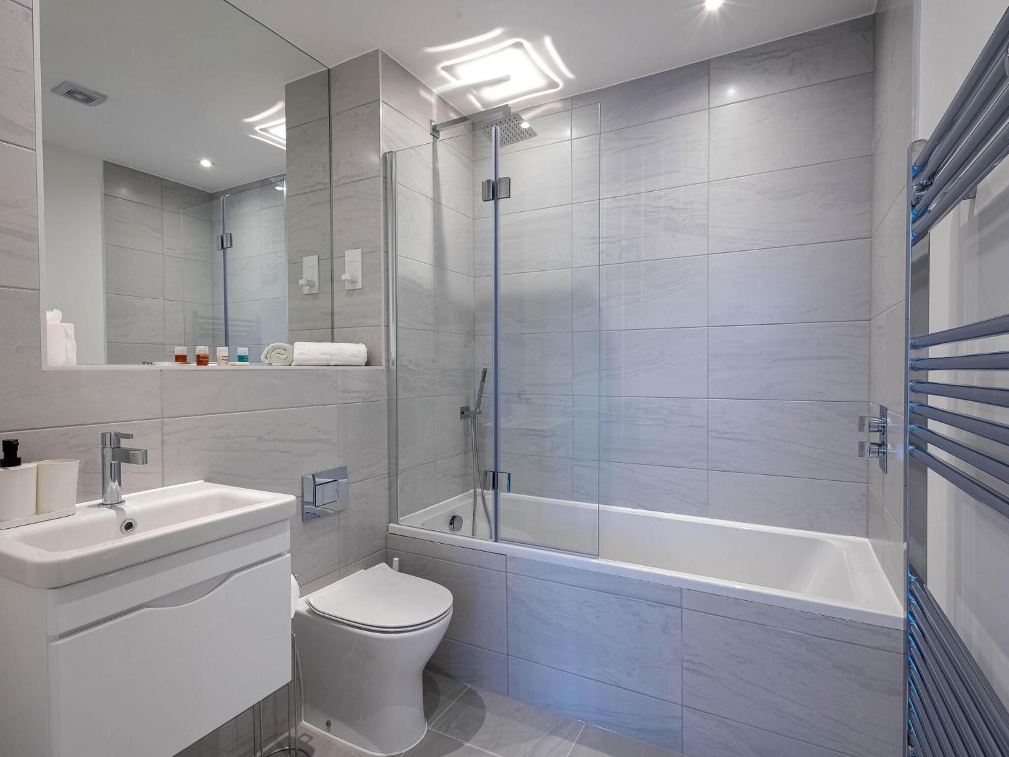 Modern Apartments With Balcony In Merton Near Wimbledon By Sojo Stay Mitcham Exterior photo